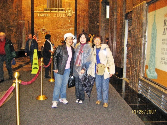 Bic & Lay-ob and a former Co-GMCer @ d Empire State Bldg.jpg